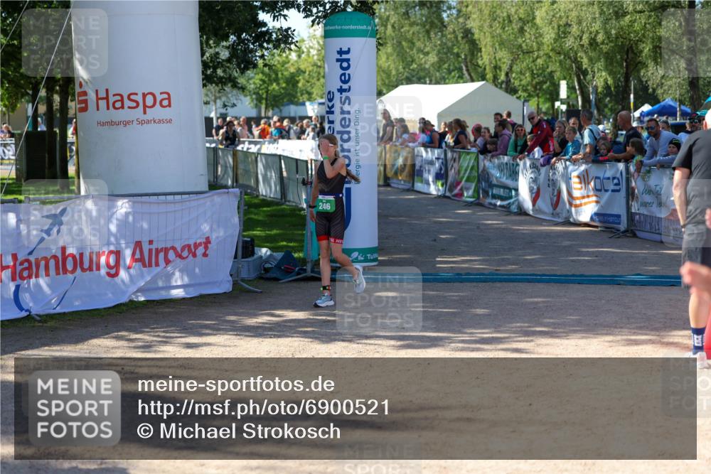 01.09.2024 - 17. Tribühne Triathlon Michael Strokosch http://msf.ph/oto/6900521 01.09.2024 10:56:35 Ziel 246 meine-sportfotos.de