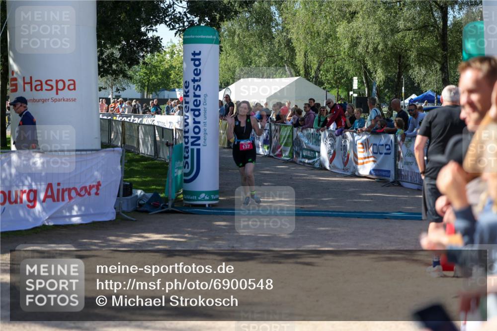 01.09.2024 - 17. Tribühne Triathlon Michael Strokosch http://msf.ph/oto/6900548 01.09.2024 10:56:43 Ziel 137 meine-sportfotos.de