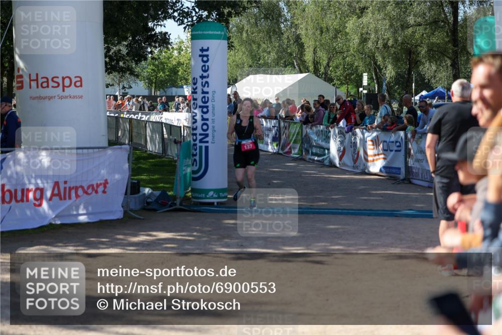 01.09.2024 - 17. Tribühne Triathlon Michael Strokosch http://msf.ph/oto/6900553 01.09.2024 10:56:43 Ziel 137 meine-sportfotos.de