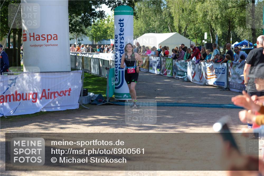 01.09.2024 - 17. Tribühne Triathlon Michael Strokosch http://msf.ph/oto/6900561 01.09.2024 10:56:44 Ziel 137 meine-sportfotos.de