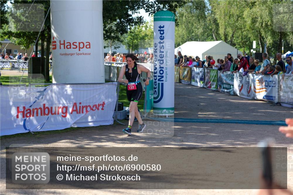 01.09.2024 - 17. Tribühne Triathlon Michael Strokosch http://msf.ph/oto/6900580 01.09.2024 10:56:44 Ziel 137 meine-sportfotos.de