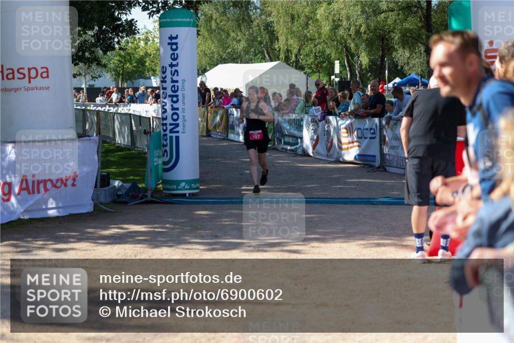 01.09.2024 - 17. Tribühne Triathlon Michael Strokosch http://msf.ph/oto/6900602 01.09.2024 10:56:56 Ziel 157 meine-sportfotos.de