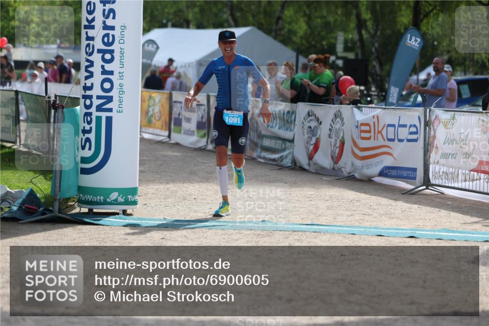 01.09.2024 - 17. Tribühne Triathlon Michael Strokosch http://msf.ph/oto/6900605 01.09.2024 15:42:32 Ziel 1091 meine-sportfotos.de