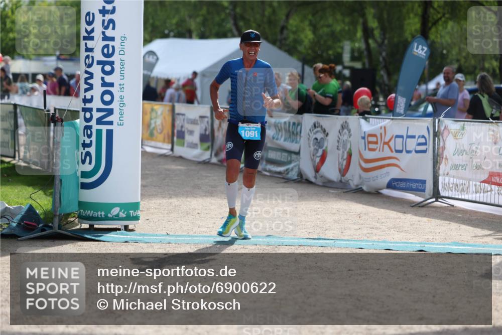 01.09.2024 - 17. Tribühne Triathlon Michael Strokosch http://msf.ph/oto/6900622 01.09.2024 15:42:33 Ziel 1091 meine-sportfotos.de