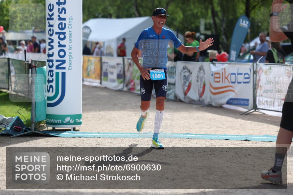 01.09.2024 - 17. Tribühne Triathlon Michael Strokosch http://msf.ph/oto/6900630 01.09.2024 15:42:33 Ziel 1091 meine-sportfotos.de