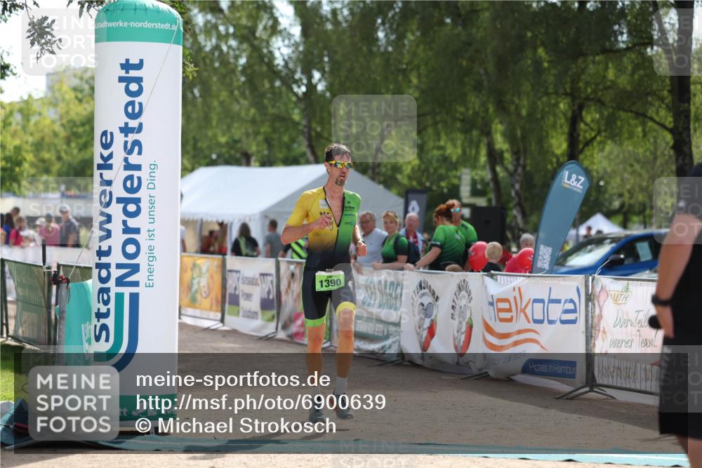 01.09.2024 - 17. Tribühne Triathlon Michael Strokosch http://msf.ph/oto/6900639 01.09.2024 15:42:50 Ziel 1390 meine-sportfotos.de