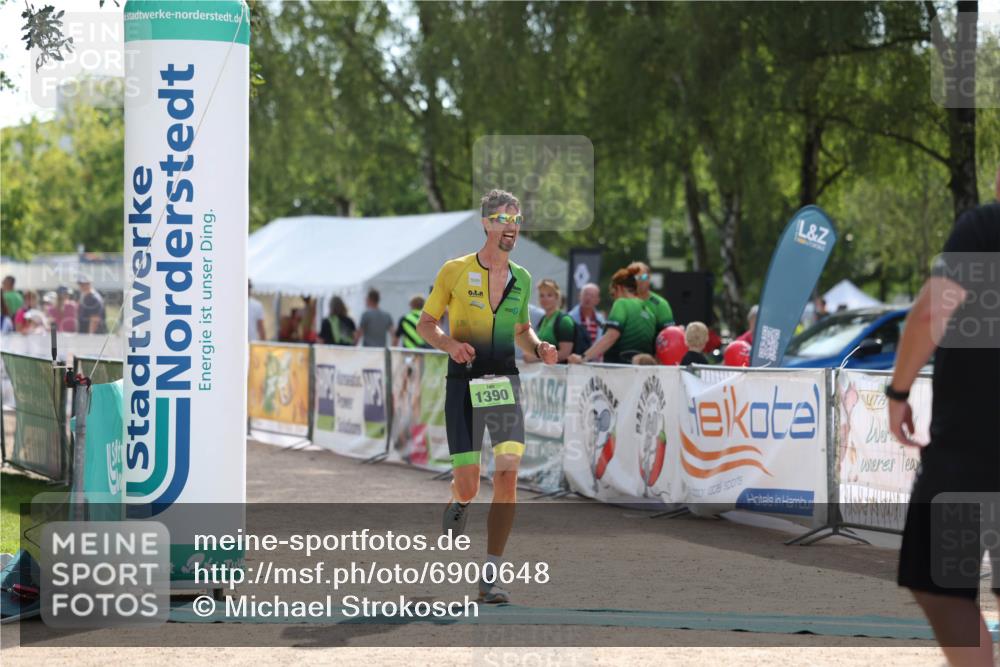 01.09.2024 - 17. Tribühne Triathlon Michael Strokosch http://msf.ph/oto/6900648 01.09.2024 15:42:51 Ziel 1390 meine-sportfotos.de