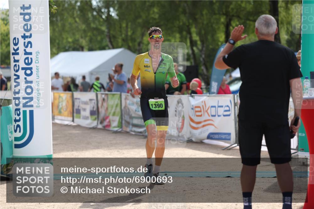 01.09.2024 - 17. Tribühne Triathlon Michael Strokosch http://msf.ph/oto/6900693 01.09.2024 15:42:52 Ziel 1390 meine-sportfotos.de