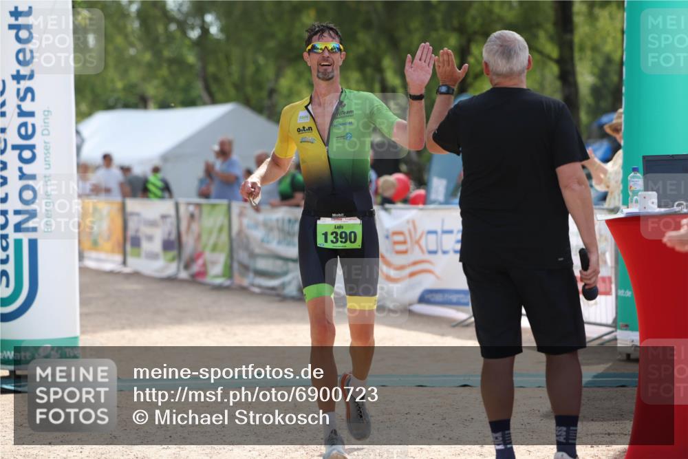01.09.2024 - 17. Tribühne Triathlon Michael Strokosch http://msf.ph/oto/6900723 01.09.2024 15:42:53 Ziel 1390 meine-sportfotos.de