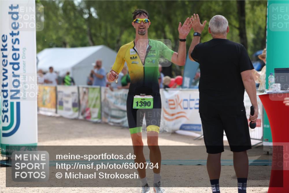 01.09.2024 - 17. Tribühne Triathlon Michael Strokosch http://msf.ph/oto/6900734 01.09.2024 15:42:53 Ziel 1390 meine-sportfotos.de