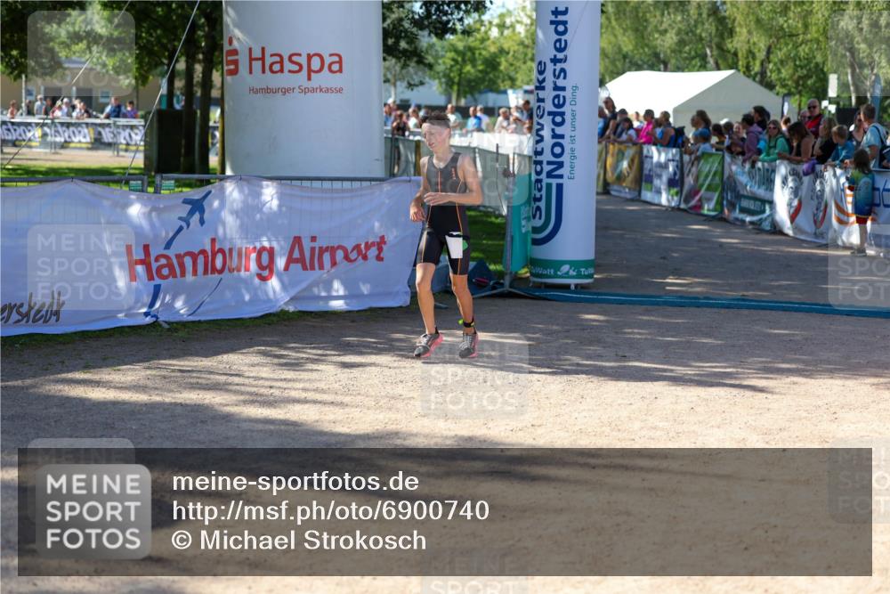 01.09.2024 - 17. Tribühne Triathlon Michael Strokosch http://msf.ph/oto/6900740 01.09.2024 10:58:12 Ziel 186 meine-sportfotos.de