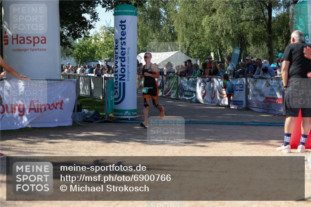 01.09.2024 - 17. Tribühne Triathlon Michael Strokosch http://msf.ph/oto/6900766 01.09.2024 10:58:20 Ziel 207, 268 meine-sportfotos.de