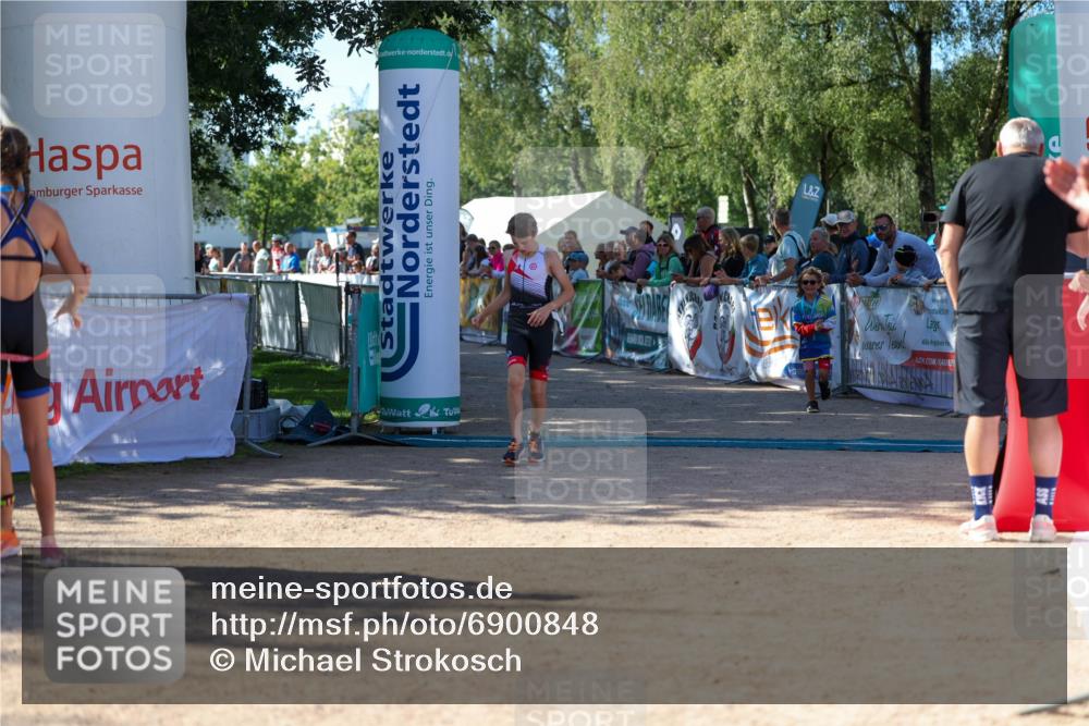 01.09.2024 - 17. Tribühne Triathlon Michael Strokosch http://msf.ph/oto/6900848 01.09.2024 10:58:24 Ziel 207, 268 meine-sportfotos.de