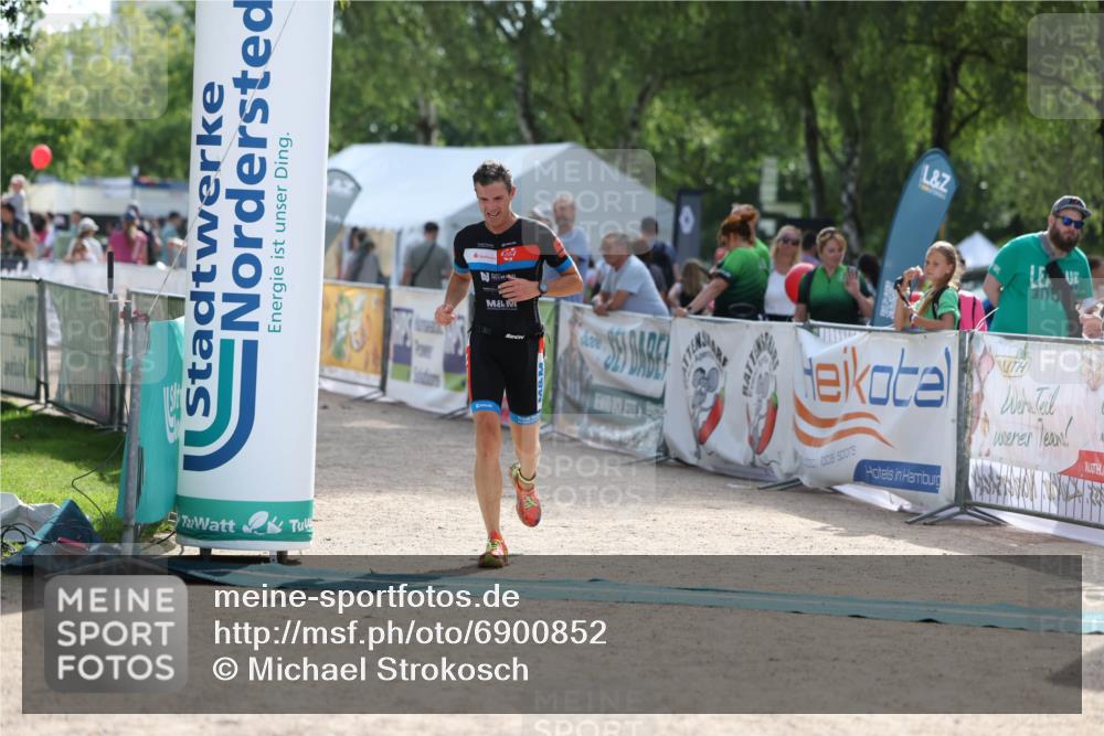 01.09.2024 - 17. Tribühne Triathlon Michael Strokosch http://msf.ph/oto/6900852 01.09.2024 15:43:57 Ziel 1337 meine-sportfotos.de