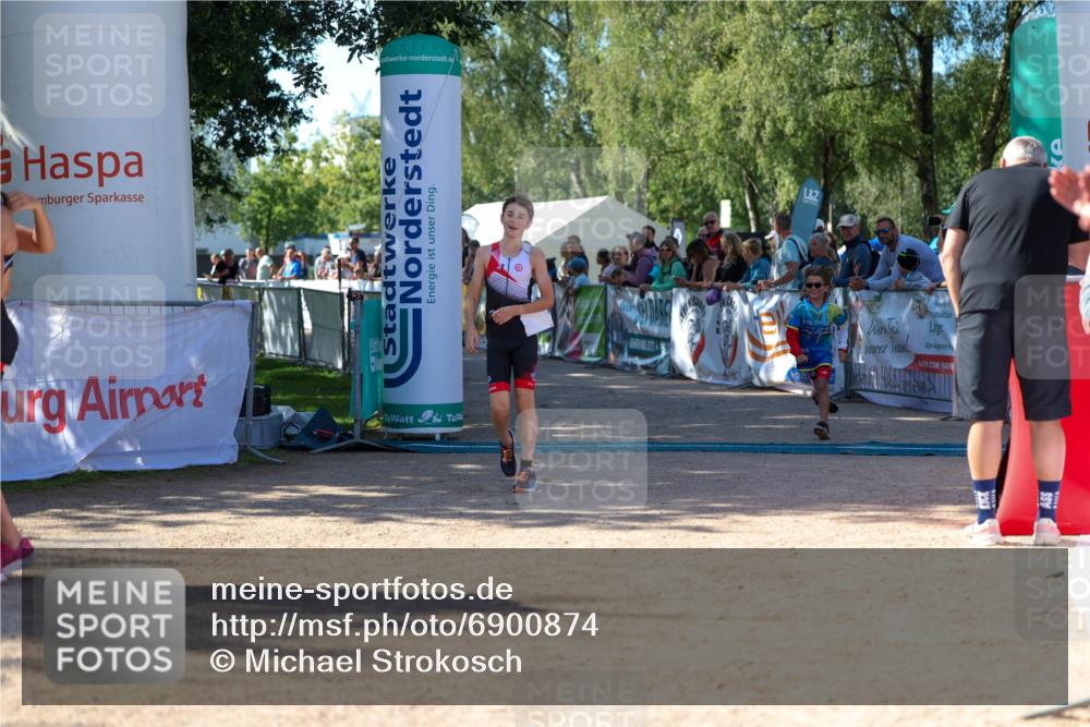 01.09.2024 - 17. Tribühne Triathlon Michael Strokosch http://msf.ph/oto/6900874 01.09.2024 10:58:25 Ziel 207 meine-sportfotos.de