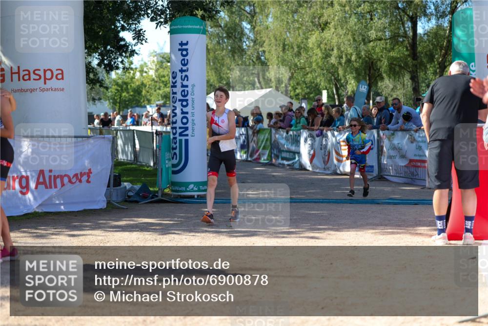01.09.2024 - 17. Tribühne Triathlon Michael Strokosch http://msf.ph/oto/6900878 01.09.2024 10:58:25 Ziel 207 meine-sportfotos.de