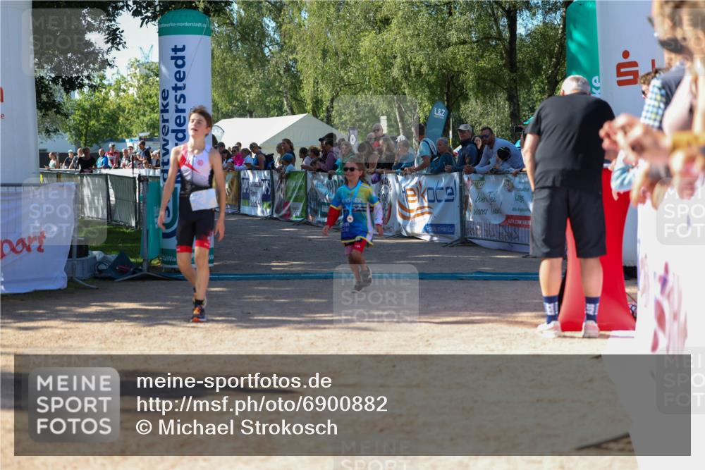 01.09.2024 - 17. Tribühne Triathlon Michael Strokosch http://msf.ph/oto/6900882 01.09.2024 10:58:26 Ziel 207 meine-sportfotos.de