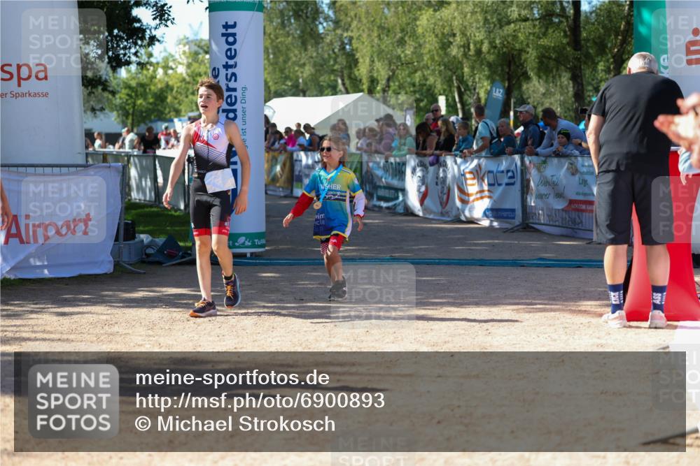 01.09.2024 - 17. Tribühne Triathlon Michael Strokosch http://msf.ph/oto/6900893 01.09.2024 10:58:27 Ziel 207, 222 meine-sportfotos.de