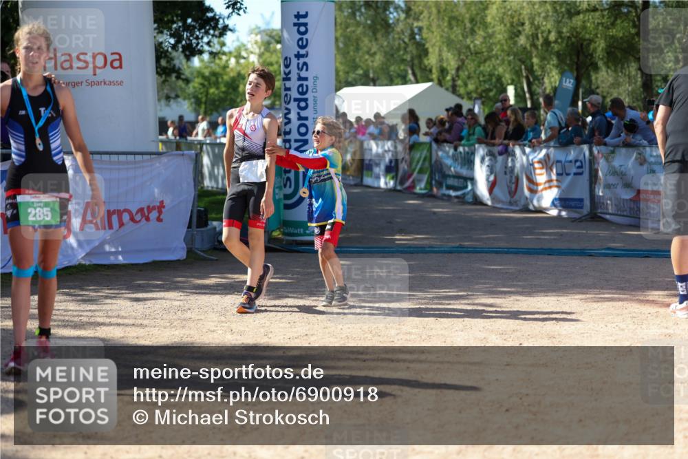 01.09.2024 - 17. Tribühne Triathlon Michael Strokosch http://msf.ph/oto/6900918 01.09.2024 10:58:28 Ziel 207, 222 meine-sportfotos.de