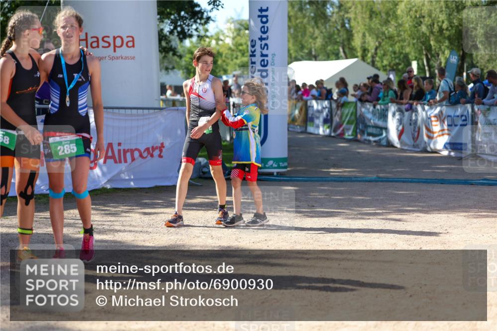 01.09.2024 - 17. Tribühne Triathlon Michael Strokosch http://msf.ph/oto/6900930 01.09.2024 10:58:28 Ziel 207, 222 meine-sportfotos.de