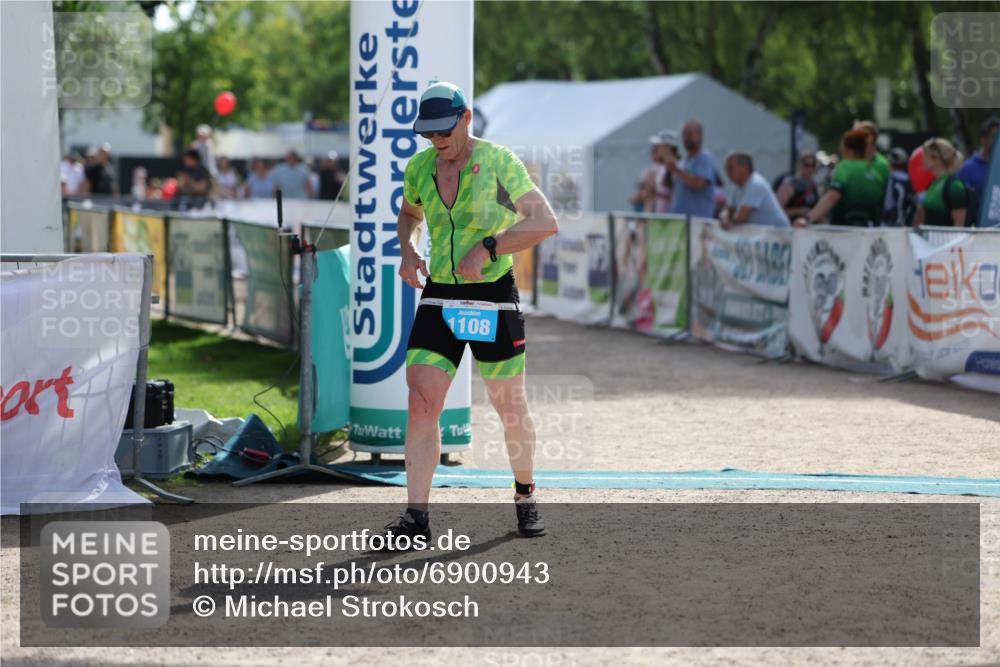 01.09.2024 - 17. Tribühne Triathlon Michael Strokosch http://msf.ph/oto/6900943 01.09.2024 15:44:20 Ziel 1108 meine-sportfotos.de