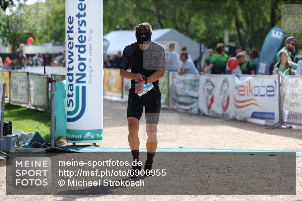 01.09.2024 - 17. Tribühne Triathlon Michael Strokosch http://msf.ph/oto/6900955 01.09.2024 15:44:32 Ziel 1101 meine-sportfotos.de