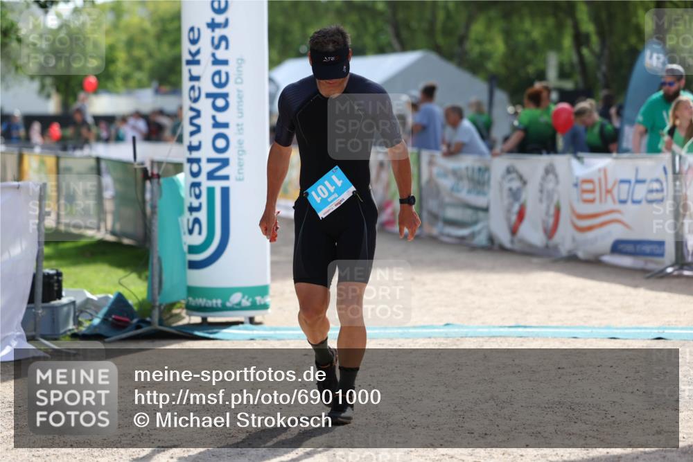 01.09.2024 - 17. Tribühne Triathlon Michael Strokosch http://msf.ph/oto/6901000 01.09.2024 15:44:33 Ziel 1101 meine-sportfotos.de