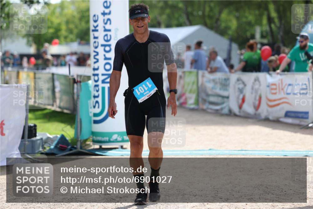 01.09.2024 - 17. Tribühne Triathlon Michael Strokosch http://msf.ph/oto/6901027 01.09.2024 15:44:33 Ziel 1101 meine-sportfotos.de