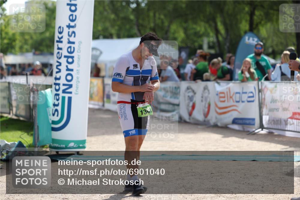 01.09.2024 - 17. Tribühne Triathlon Michael Strokosch http://msf.ph/oto/6901040 01.09.2024 15:44:56 Ziel 1367 meine-sportfotos.de
