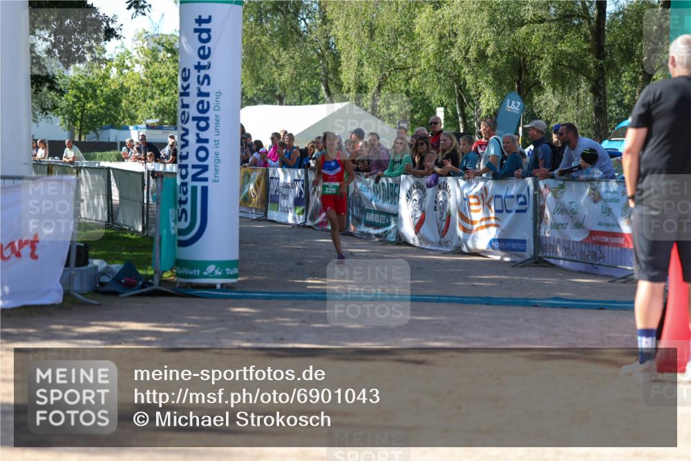 01.09.2024 - 17. Tribühne Triathlon Michael Strokosch http://msf.ph/oto/6901043 01.09.2024 10:58:53 Ziel 220, 278 meine-sportfotos.de