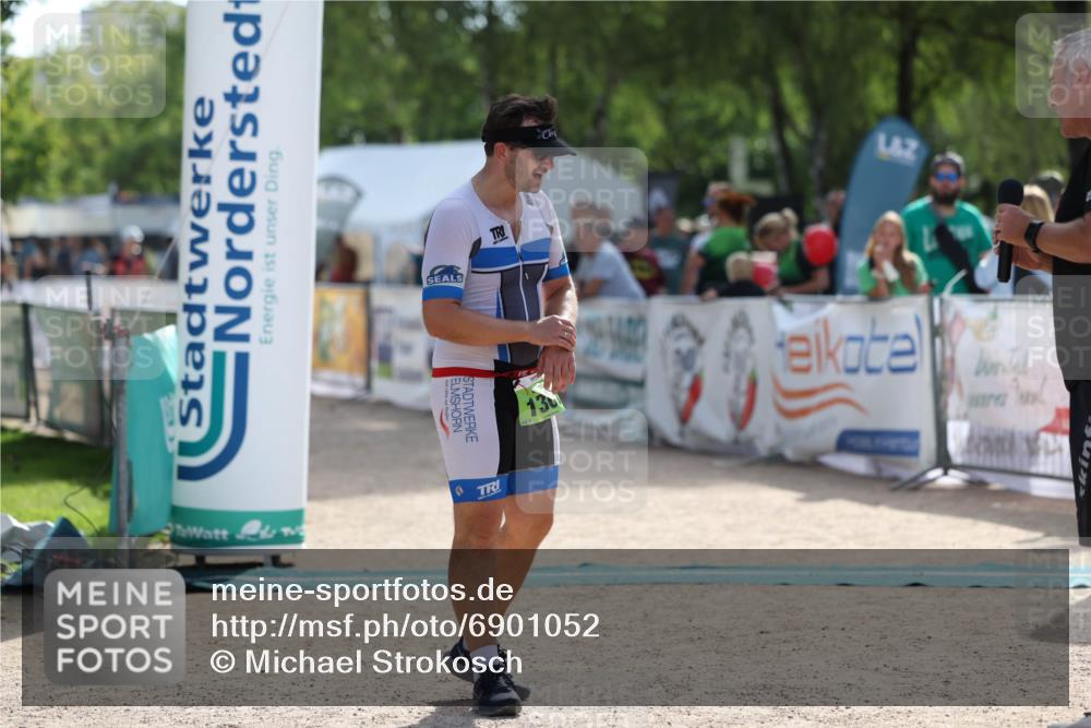 01.09.2024 - 17. Tribühne Triathlon Michael Strokosch http://msf.ph/oto/6901052 01.09.2024 15:44:57 Ziel  meine-sportfotos.de