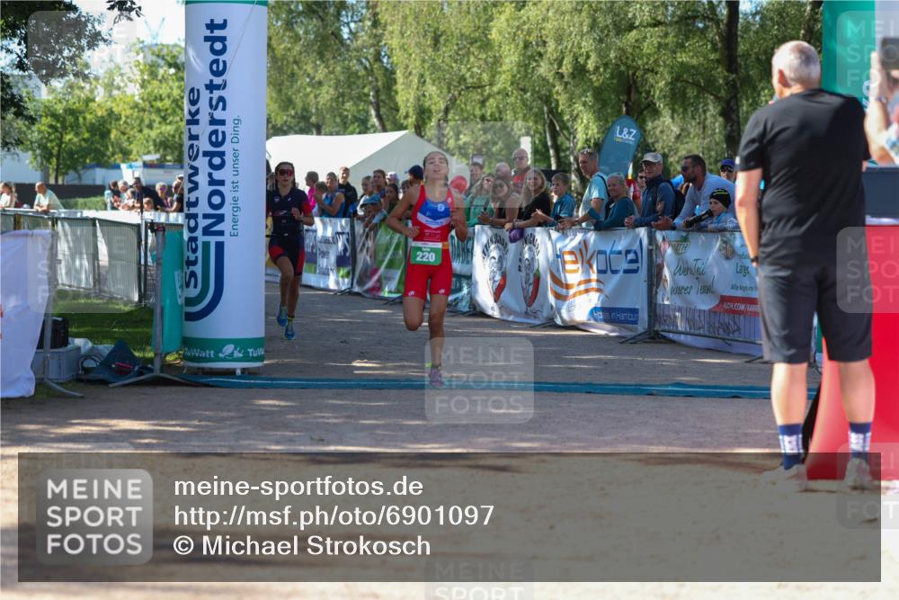 01.09.2024 - 17. Tribühne Triathlon Michael Strokosch http://msf.ph/oto/6901097 01.09.2024 10:58:54 Ziel 220, 278 meine-sportfotos.de