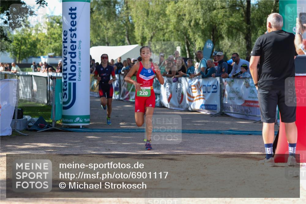 01.09.2024 - 17. Tribühne Triathlon Michael Strokosch http://msf.ph/oto/6901117 01.09.2024 10:58:55 Ziel 220, 278 meine-sportfotos.de