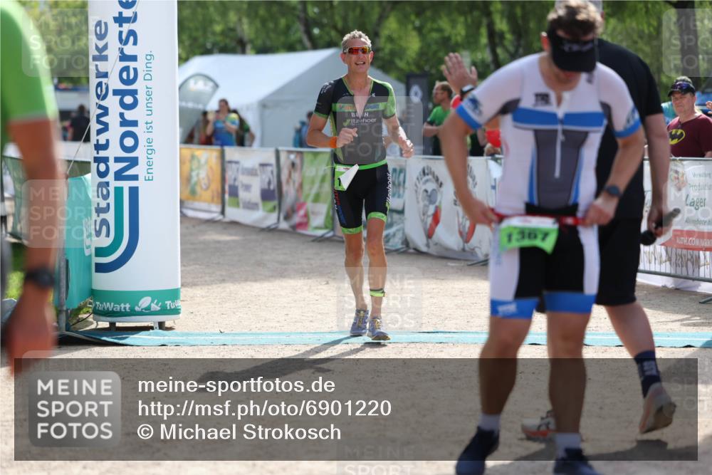 01.09.2024 - 17. Tribühne Triathlon Michael Strokosch http://msf.ph/oto/6901220 01.09.2024 15:45:21 Ziel 1320, 1350, 1393 meine-sportfotos.de