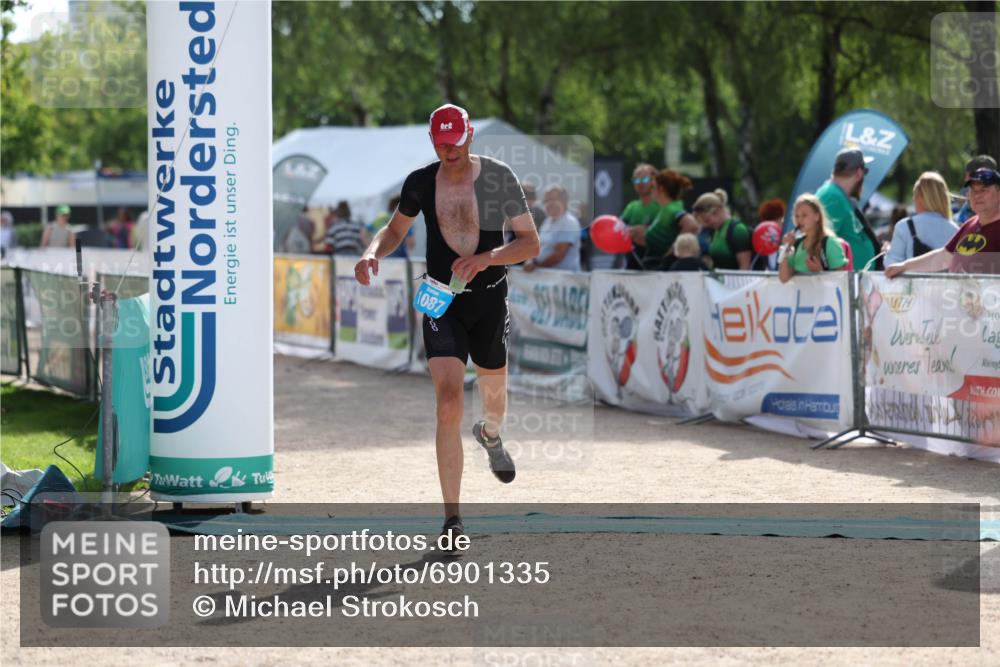 01.09.2024 - 17. Tribühne Triathlon Michael Strokosch http://msf.ph/oto/6901335 01.09.2024 15:45:46 Ziel 1087 meine-sportfotos.de