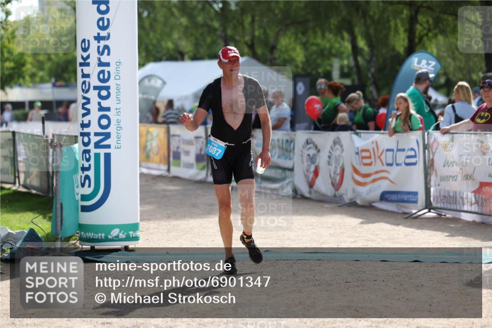 01.09.2024 - 17. Tribühne Triathlon Michael Strokosch http://msf.ph/oto/6901347 01.09.2024 15:45:47 Ziel 1087 meine-sportfotos.de