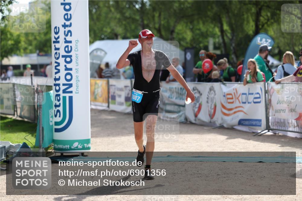 01.09.2024 - 17. Tribühne Triathlon Michael Strokosch http://msf.ph/oto/6901356 01.09.2024 15:45:47 Ziel 1087 meine-sportfotos.de