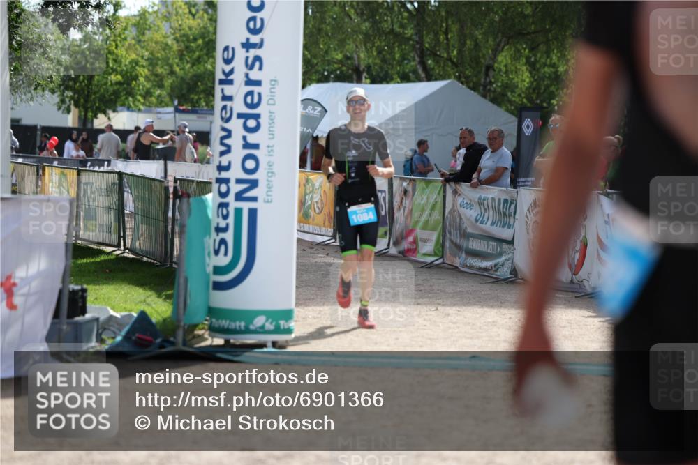 01.09.2024 - 17. Tribühne Triathlon Michael Strokosch http://msf.ph/oto/6901366 01.09.2024 15:46:02 Ziel 1084 meine-sportfotos.de