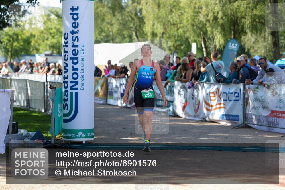 01.09.2024 - 17. Tribühne Triathlon Michael Strokosch http://msf.ph/oto/6901576 01.09.2024 10:59:35 Ziel 253 meine-sportfotos.de