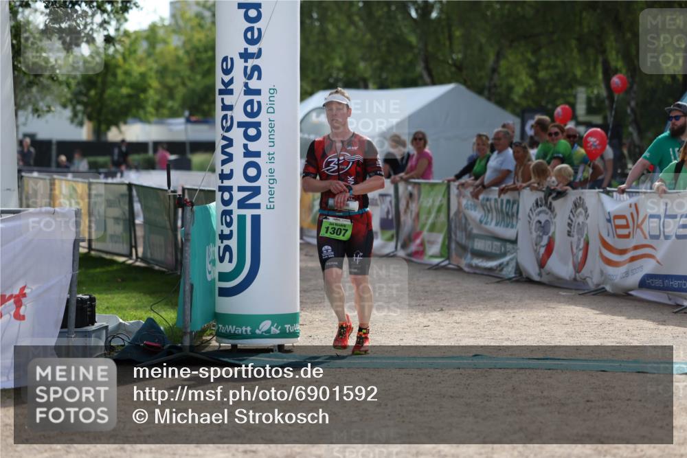 01.09.2024 - 17. Tribühne Triathlon Michael Strokosch http://msf.ph/oto/6901592 01.09.2024 15:49:07 Ziel 1307 meine-sportfotos.de