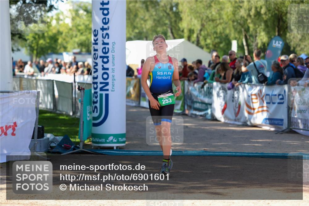 01.09.2024 - 17. Tribühne Triathlon Michael Strokosch http://msf.ph/oto/6901601 01.09.2024 10:59:36 Ziel 253 meine-sportfotos.de