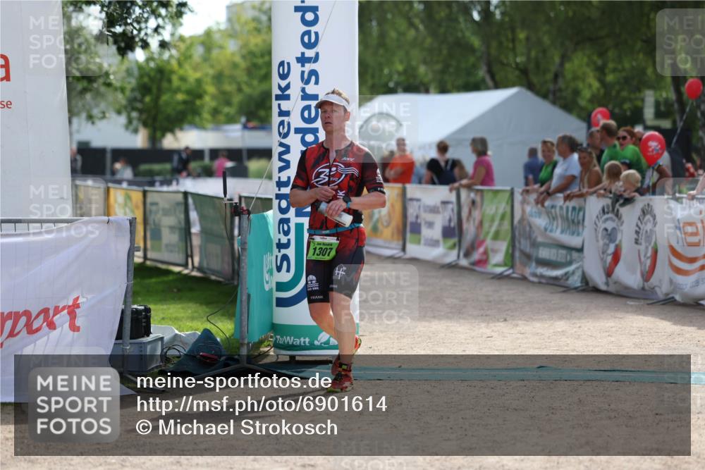 01.09.2024 - 17. Tribühne Triathlon Michael Strokosch http://msf.ph/oto/6901614 01.09.2024 15:49:08 Ziel 1307 meine-sportfotos.de