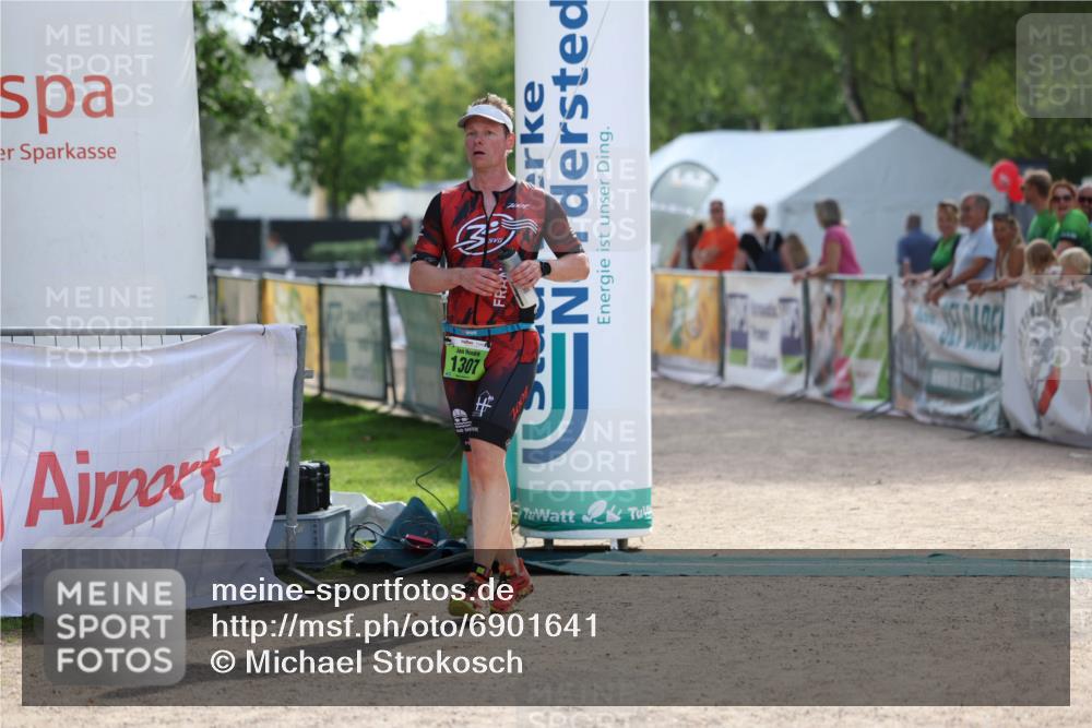 01.09.2024 - 17. Tribühne Triathlon Michael Strokosch http://msf.ph/oto/6901641 01.09.2024 15:49:08 Ziel 1307 meine-sportfotos.de