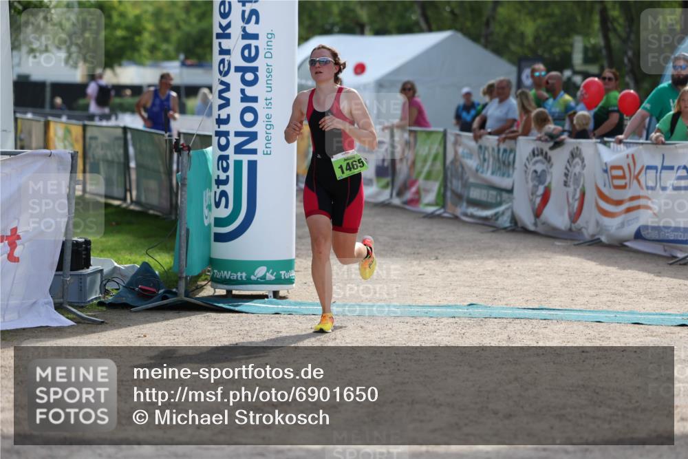01.09.2024 - 17. Tribühne Triathlon Michael Strokosch http://msf.ph/oto/6901650 01.09.2024 15:49:17 Ziel 1465 meine-sportfotos.de