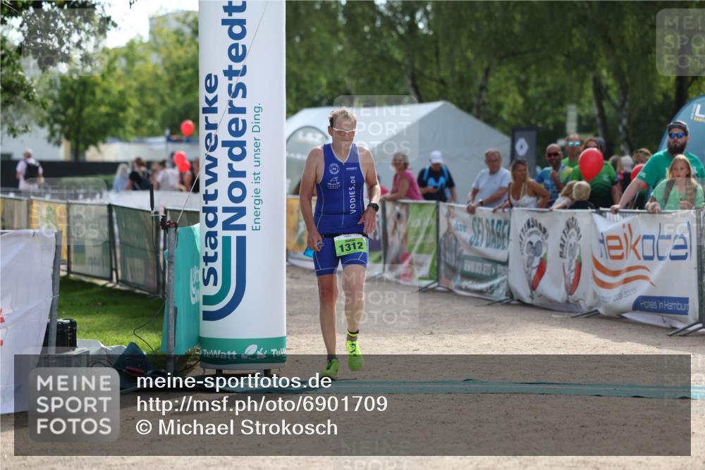 01.09.2024 - 17. Tribühne Triathlon Michael Strokosch http://msf.ph/oto/6901709 01.09.2024 15:49:23 Ziel 1312 meine-sportfotos.de