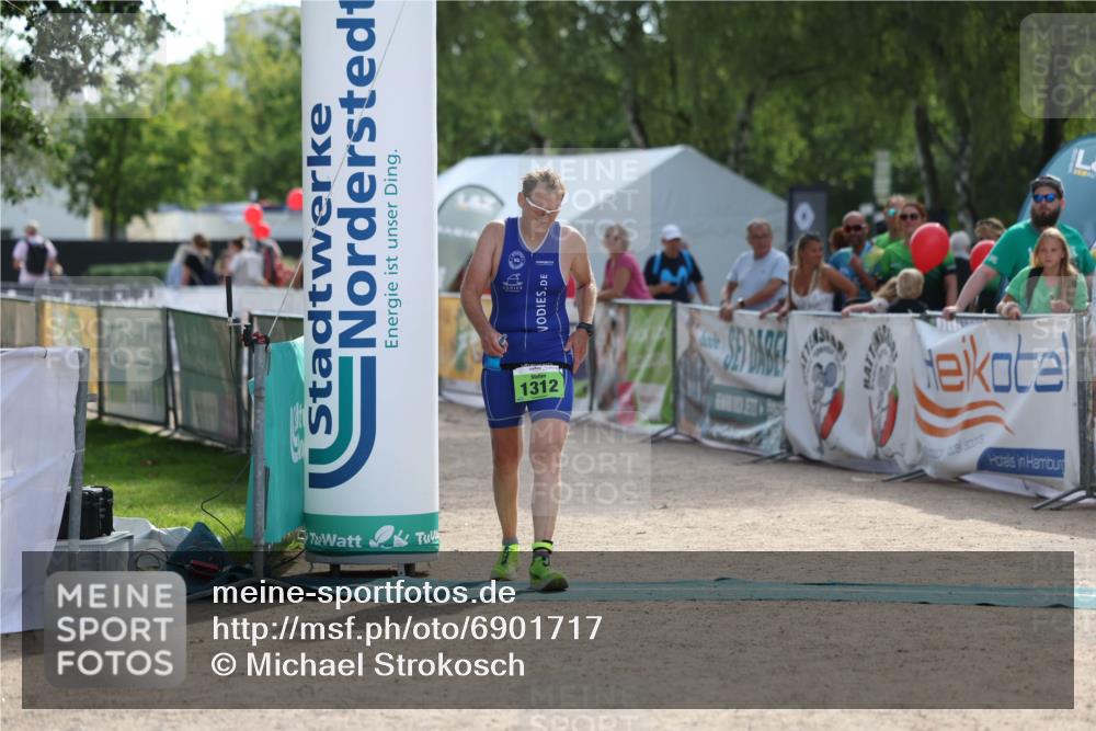 01.09.2024 - 17. Tribühne Triathlon Michael Strokosch http://msf.ph/oto/6901717 01.09.2024 15:49:24 Ziel 1312 meine-sportfotos.de