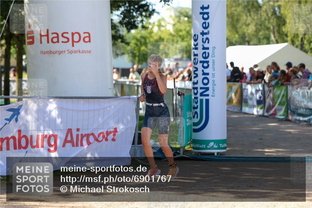01.09.2024 - 17. Tribühne Triathlon Michael Strokosch http://msf.ph/oto/6901767 01.09.2024 10:59:57 Ziel 264 meine-sportfotos.de