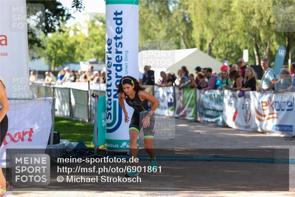 01.09.2024 - 17. Tribühne Triathlon Michael Strokosch http://msf.ph/oto/6901861 01.09.2024 11:00:18 Ziel 296, 302 meine-sportfotos.de