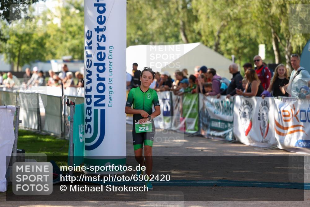 01.09.2024 - 17. Tribühne Triathlon Michael Strokosch http://msf.ph/oto/6902420 01.09.2024 11:01:29 Ziel 228 meine-sportfotos.de