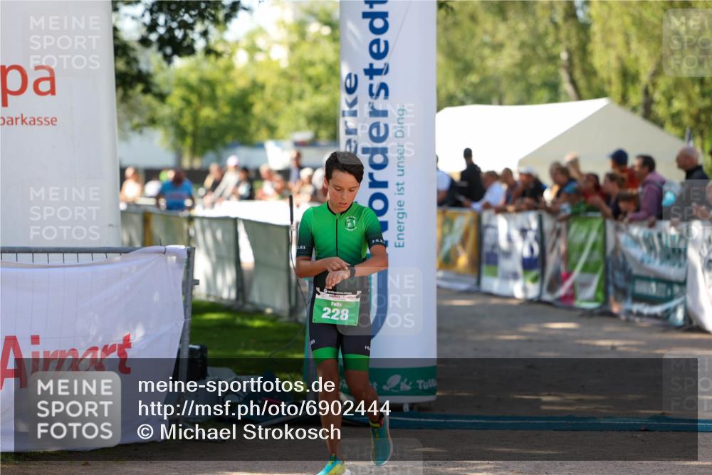 01.09.2024 - 17. Tribühne Triathlon Michael Strokosch http://msf.ph/oto/6902444 01.09.2024 11:01:30 Ziel 228 meine-sportfotos.de